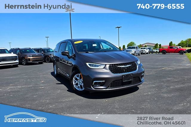 2023 Chrysler Pacifica Touring L's photo