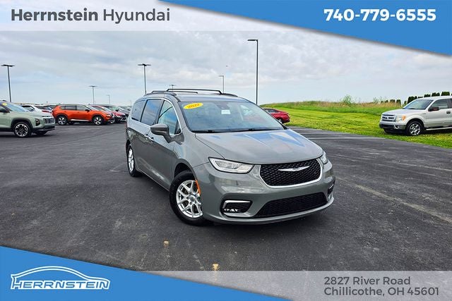 2022 Chrysler Pacifica Touring L's photo