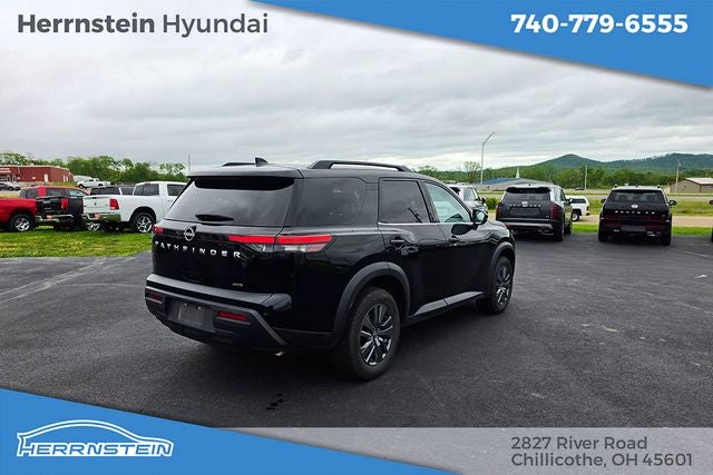 2025 Nissan Pathfinder SV