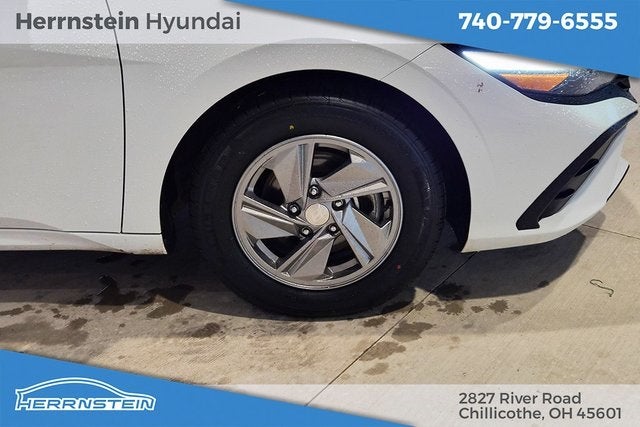 2024 Hyundai ELANTRA SE