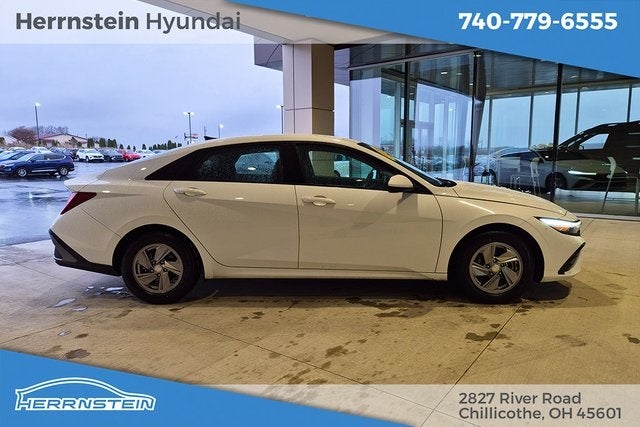 2024 Hyundai ELANTRA SE